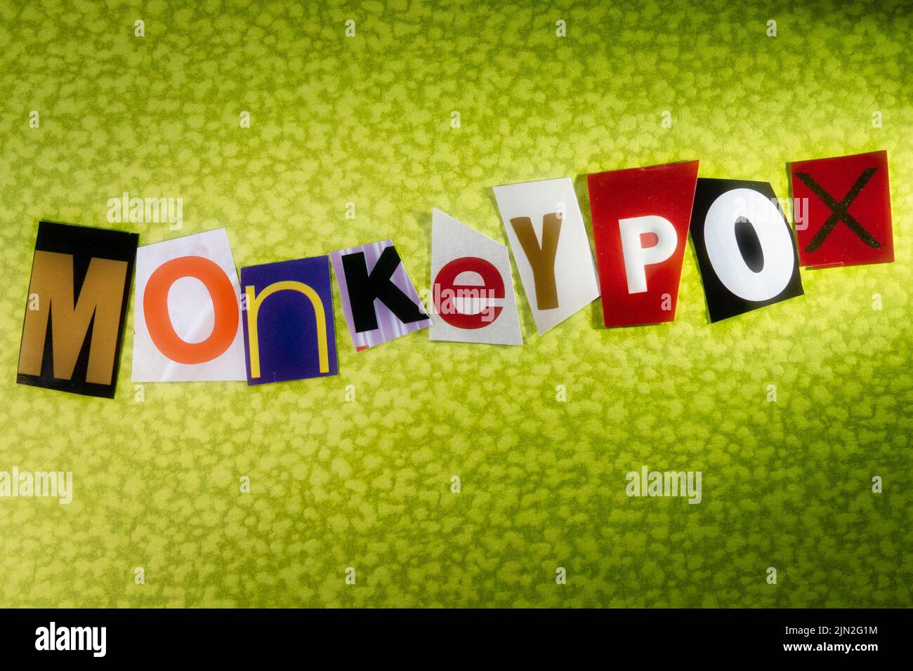 Das Wort 'monkeypox' wird in der Typografie der Lösegeld-Note, USA 2022, geschrieben Stockfoto