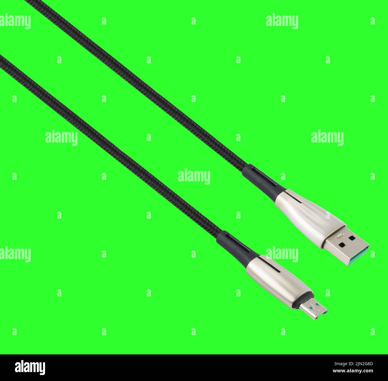 Kabel mit USB- und Micro-USB-Anschluss, isoliert auf grünem Hintergrund Stockfoto