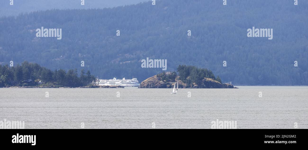 BC Ferries Boot in Howe Sound mit Inseln und kanadischer Berglandschaft Stockfoto