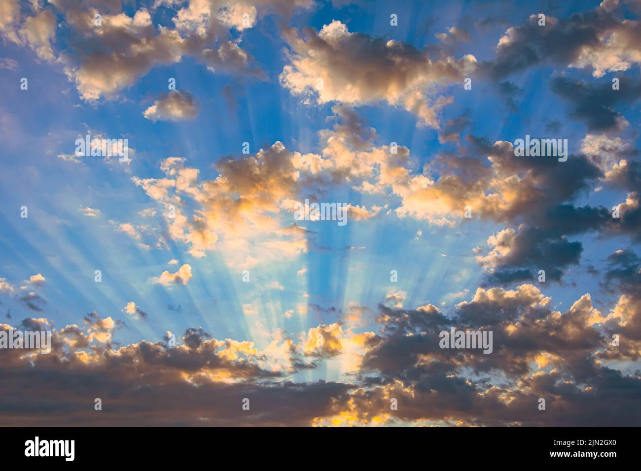 Wunderschöne Lichtstrahlen und Wolken. Himmlischer Himmel, Schein und Schatten aus dunklen Wolken Stockfoto