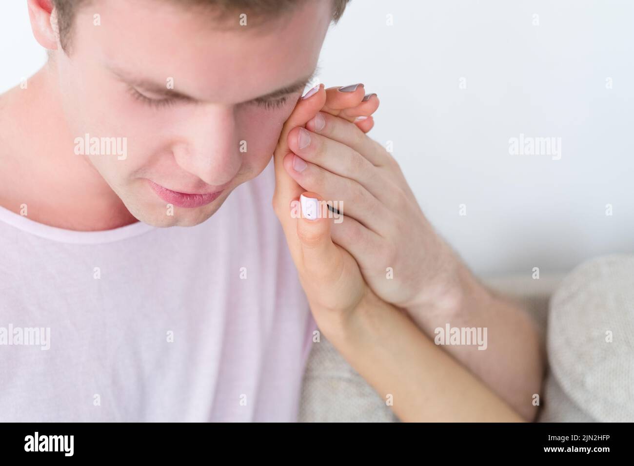Mann halten Hand Liebe Bindung nonverbale Kommunikation Stockfoto