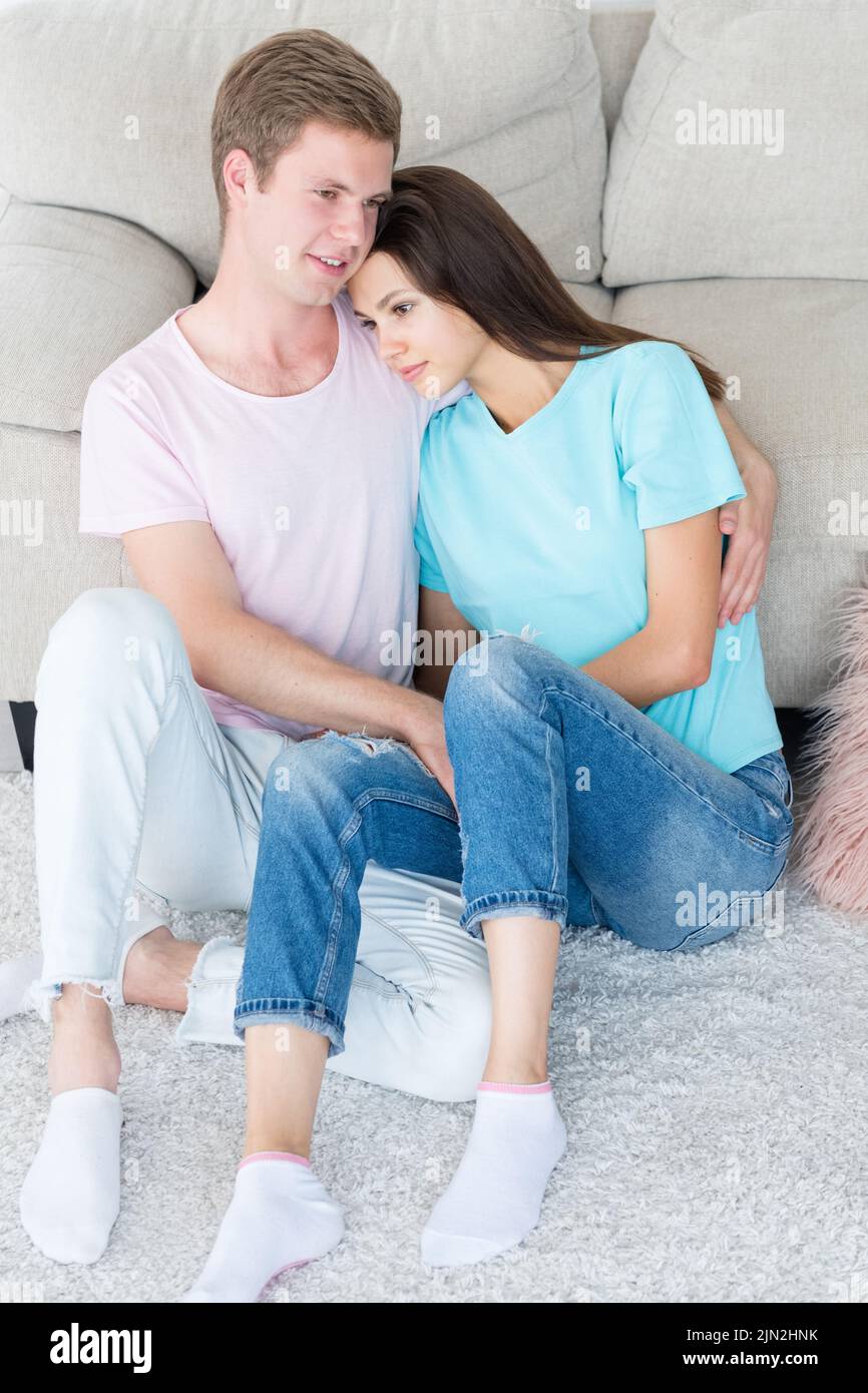 Mann umarmt Frau Zuneigung zart entspannte Freizeit Stockfoto