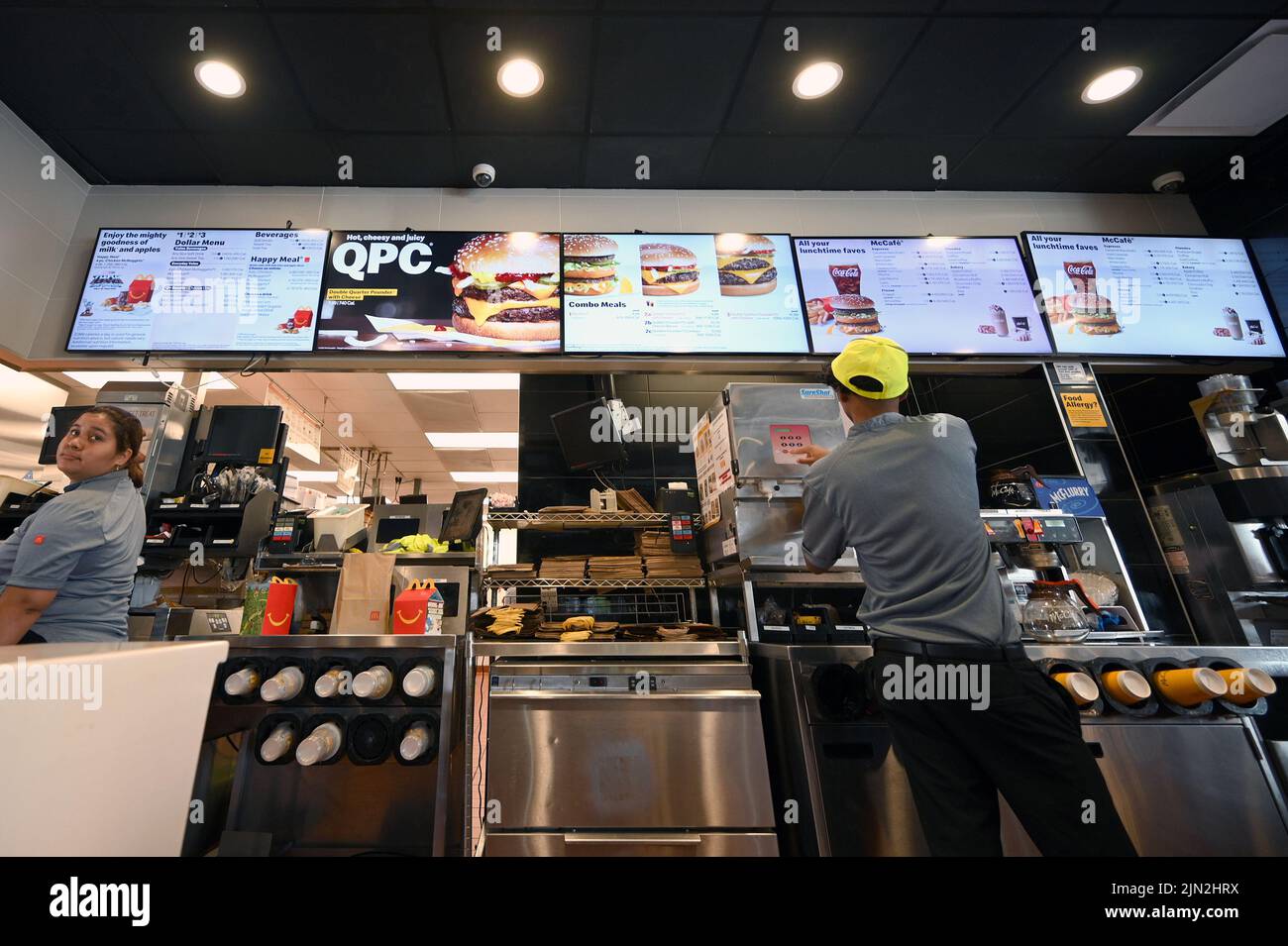 New York, USA. 08. August 2022. Mitarbeiter bereiten Bestellungen in einem McDonald's Fast-Food-Restaurant im New Yorker Stadtteil Queens, NY, vor, 8. August 2022. McDonald's gab bekannt, dass es Salatgerichte von der Speisekarte genommen hat und die Kunden nicht zufrieden waren; in der Vergangenheit hat McDonald's Salatgerichte entfernt, um die Speisekarte zu vereinfachen. (Foto von Anthony Behar/Sipa USA) Quelle: SIPA USA/Alamy Live News Stockfoto