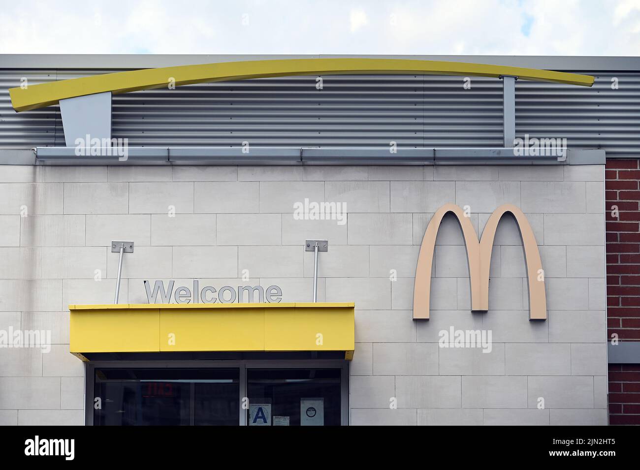 New York, USA. 08. August 2022. Blick auf das Äußere einer McDonald's Fast-Food-Kette im New Yorker Stadtteil Queens, NY, 8. August 2022. McDonald's gab bekannt, dass es Salatgerichte von der Speisekarte genommen hat und die Kunden nicht zufrieden waren; in der Vergangenheit hat McDonald's Salatgerichte entfernt, um die Speisekarte zu vereinfachen. (Foto von Anthony Behar/Sipa USA) Quelle: SIPA USA/Alamy Live News Stockfoto