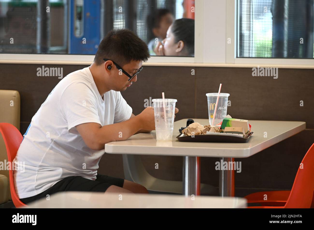 New York, USA. 08. August 2022. Kunden sitzen in einem McDonald's Fast-Food-Restaurant im New Yorker Stadtteil Queens, NY, 8. August 2022. McDonald's gab bekannt, dass es Salatgerichte von der Speisekarte genommen hat und die Kunden nicht zufrieden waren; in der Vergangenheit hat McDonald's Salatgerichte entfernt, um die Speisekarte zu vereinfachen. (Foto von Anthony Behar/Sipa USA) Quelle: SIPA USA/Alamy Live News Stockfoto