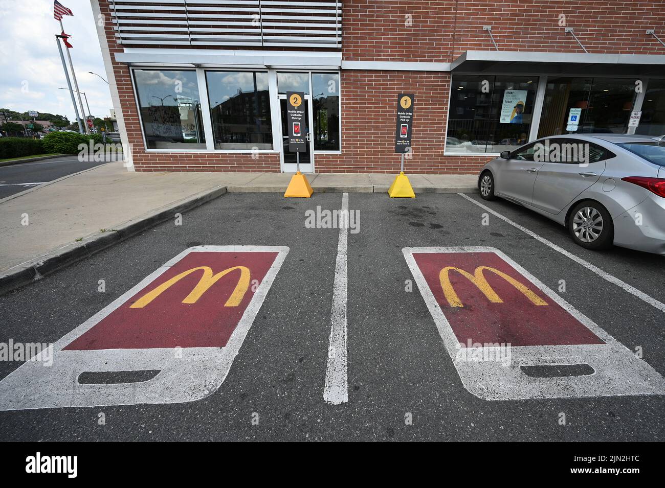 New York, USA. 08. August 2022. Blick auf das Äußere einer McDonald's Fast-Food-Kette im New Yorker Stadtteil Queens, NY, 8. August 2022. McDonald's gab bekannt, dass es Salatgerichte von der Speisekarte genommen hat und die Kunden nicht zufrieden waren; in der Vergangenheit hat McDonald's Salatgerichte entfernt, um die Speisekarte zu vereinfachen. (Foto von Anthony Behar/Sipa USA) Quelle: SIPA USA/Alamy Live News Stockfoto