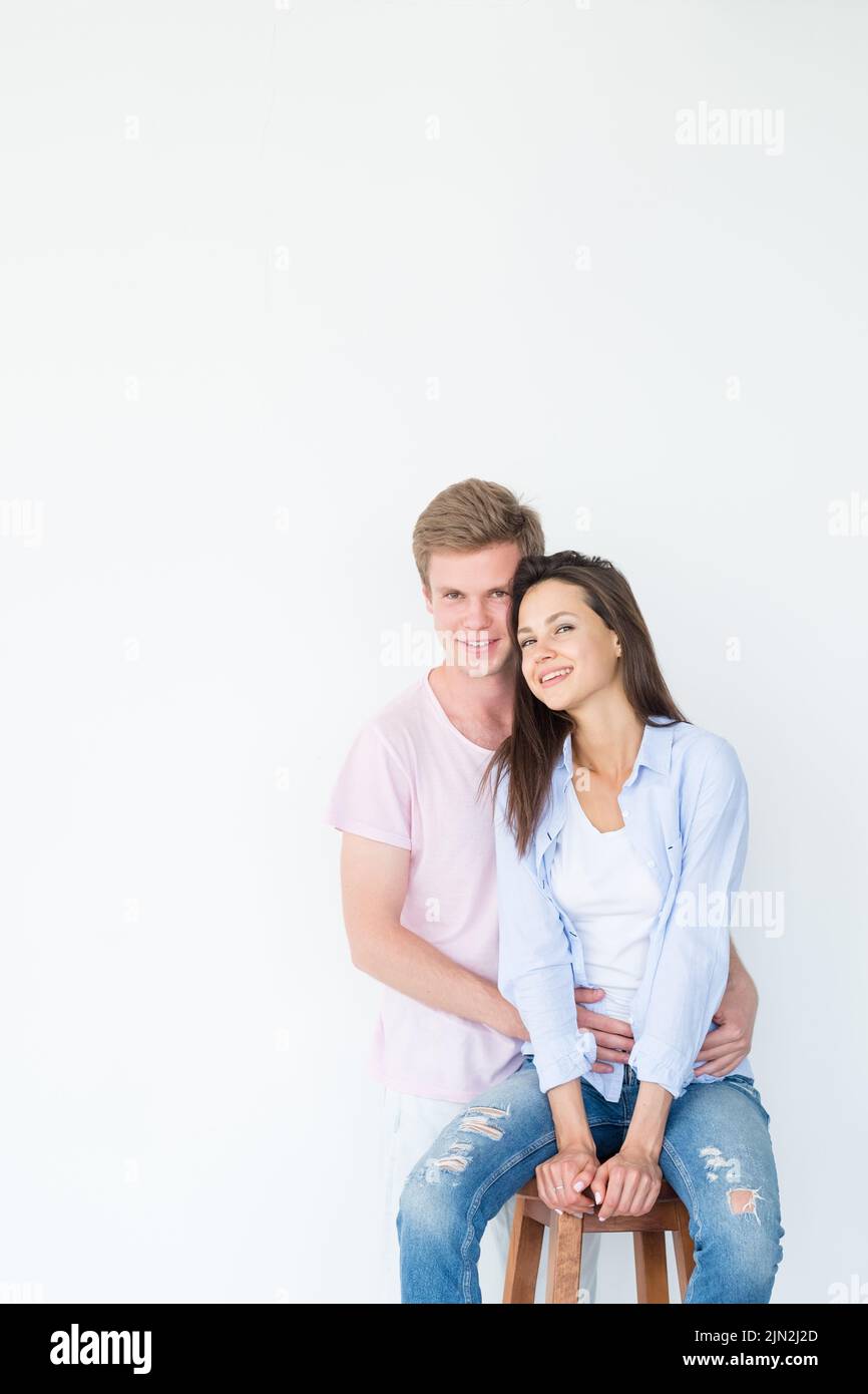 Paar Umarmung Lächeln Liebe Beziehung Engagement Bindung Stockfoto