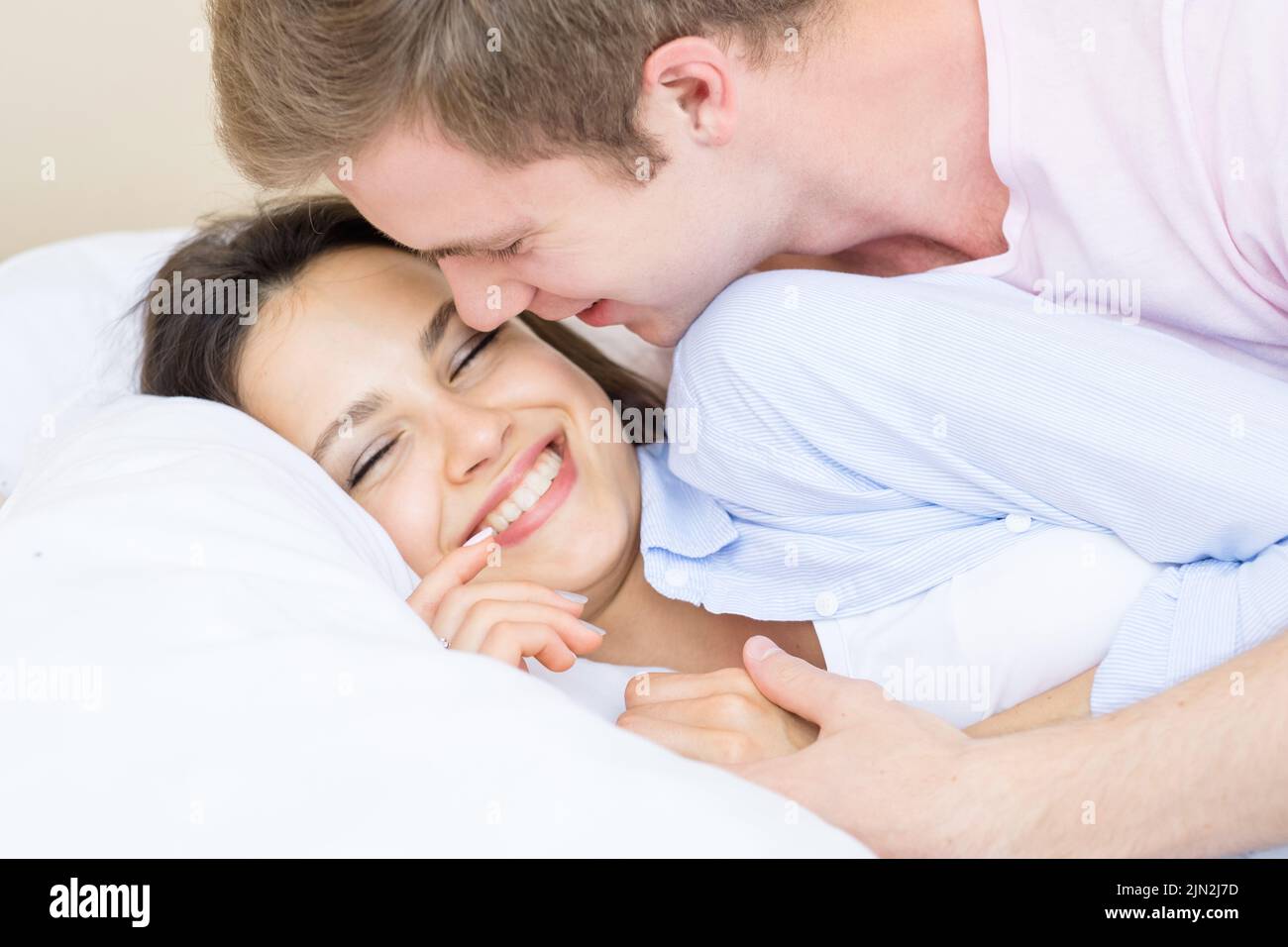 Mann umarmt Frau Bett Liebe Unterstützung flirt Kommunikation Stockfoto