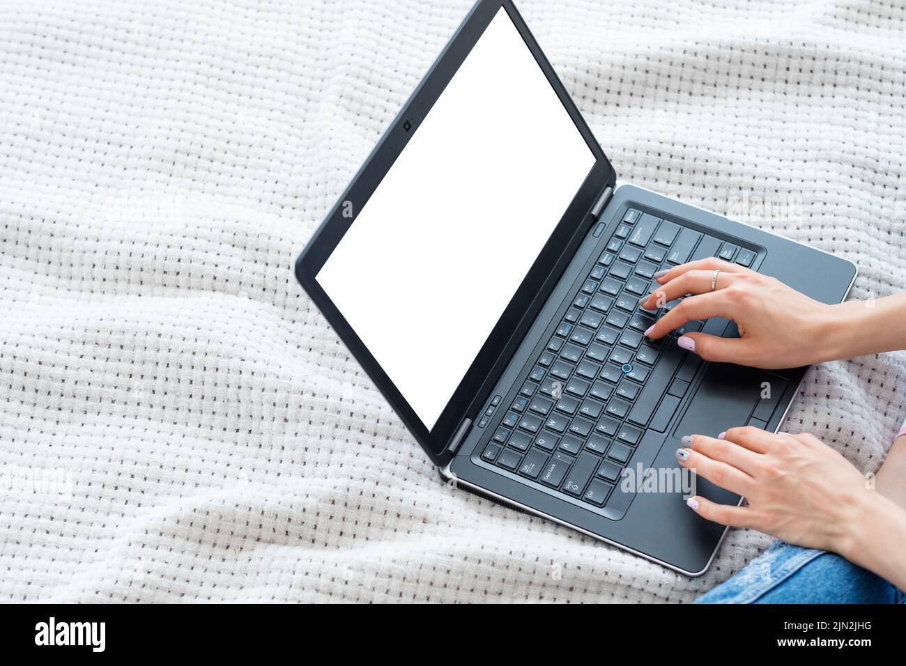 Frau tippt Laptop smm Website Promotion-Bildschirm Stockfoto