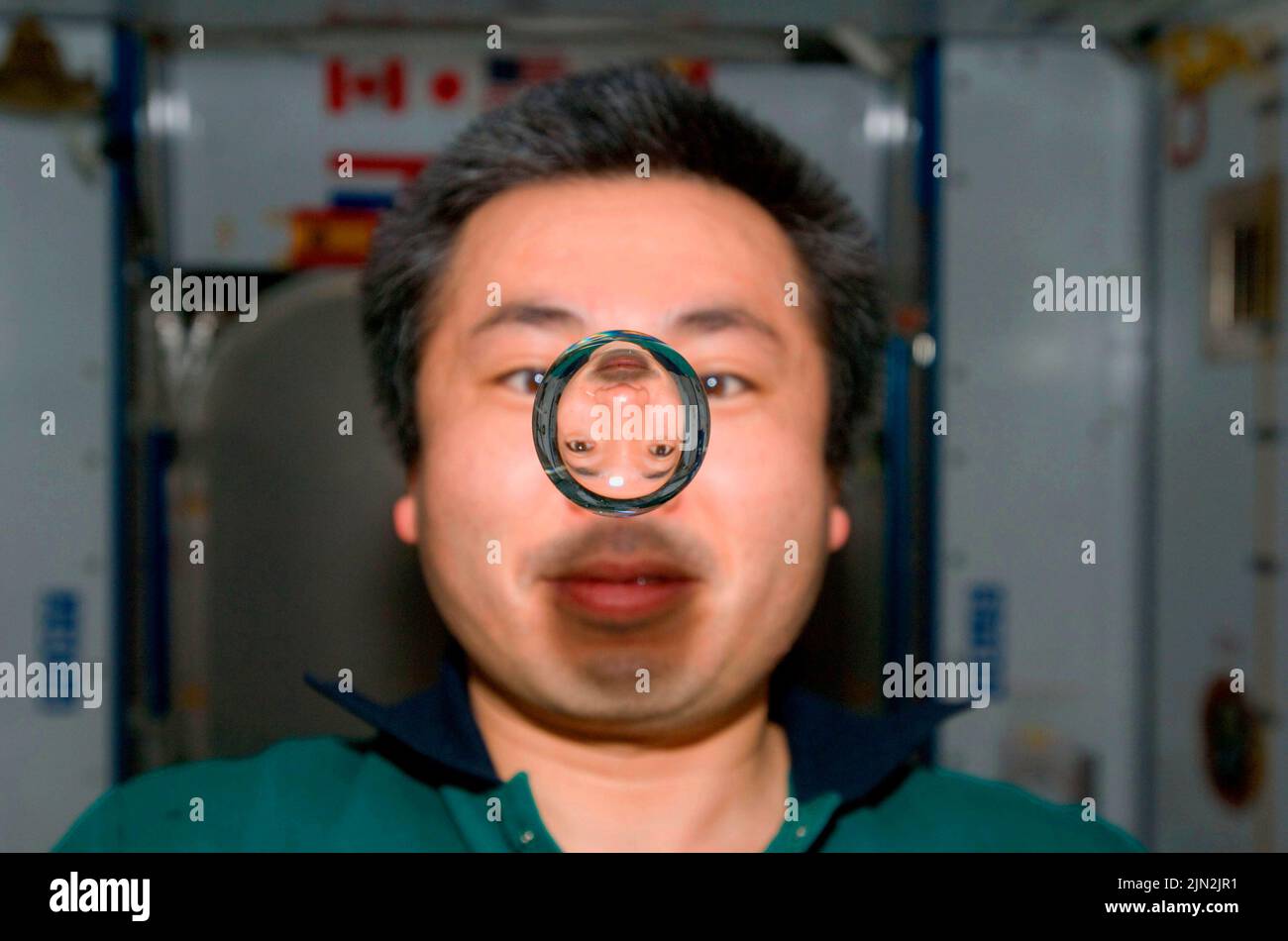 ISS - 16. Juni 2009 - der Astronaut der Japan Aerospace Exploration Agency (JAXA), Koichi Wakata, Flugingenieur der Expedition 20, beobachtet, wie eine Wasserblase fr Stockfoto