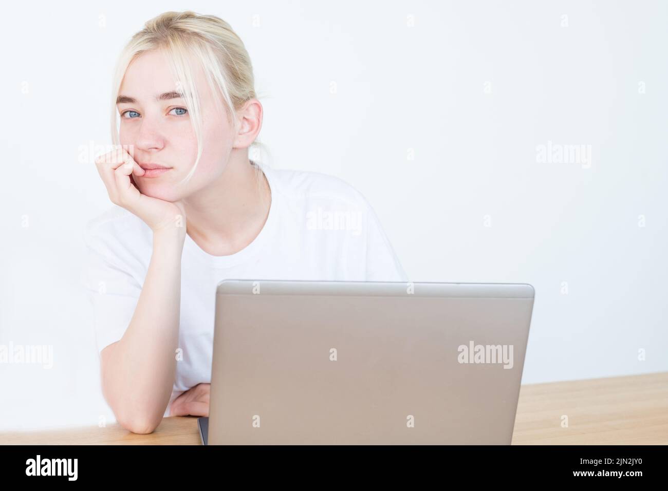 Blogger denken, neue Post Social Network Influencer Stockfoto