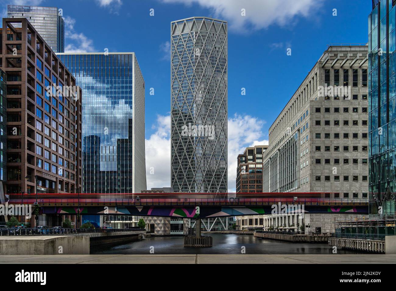 London, Großbritannien - Jun 10 2022: Die Docklands Light Railway-Bewegung verschwimmt am Canary Wharf mit dem Neufundland-Gebäude im Hintergrund Stockfoto