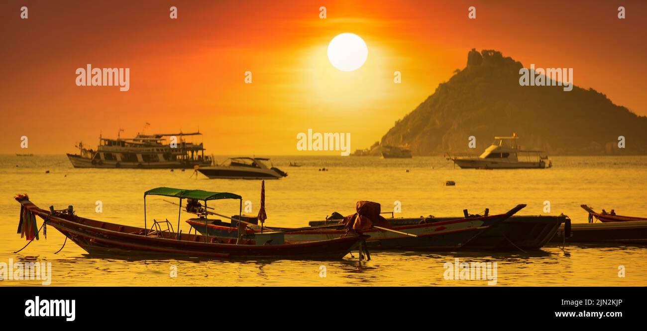 Sonnenuntergang auf der Insel Koh Tao. Traditionelle Boote und tropische Insellandschaft. Thailands berühmte Reise- und Urlaubsinsel. Stockfoto