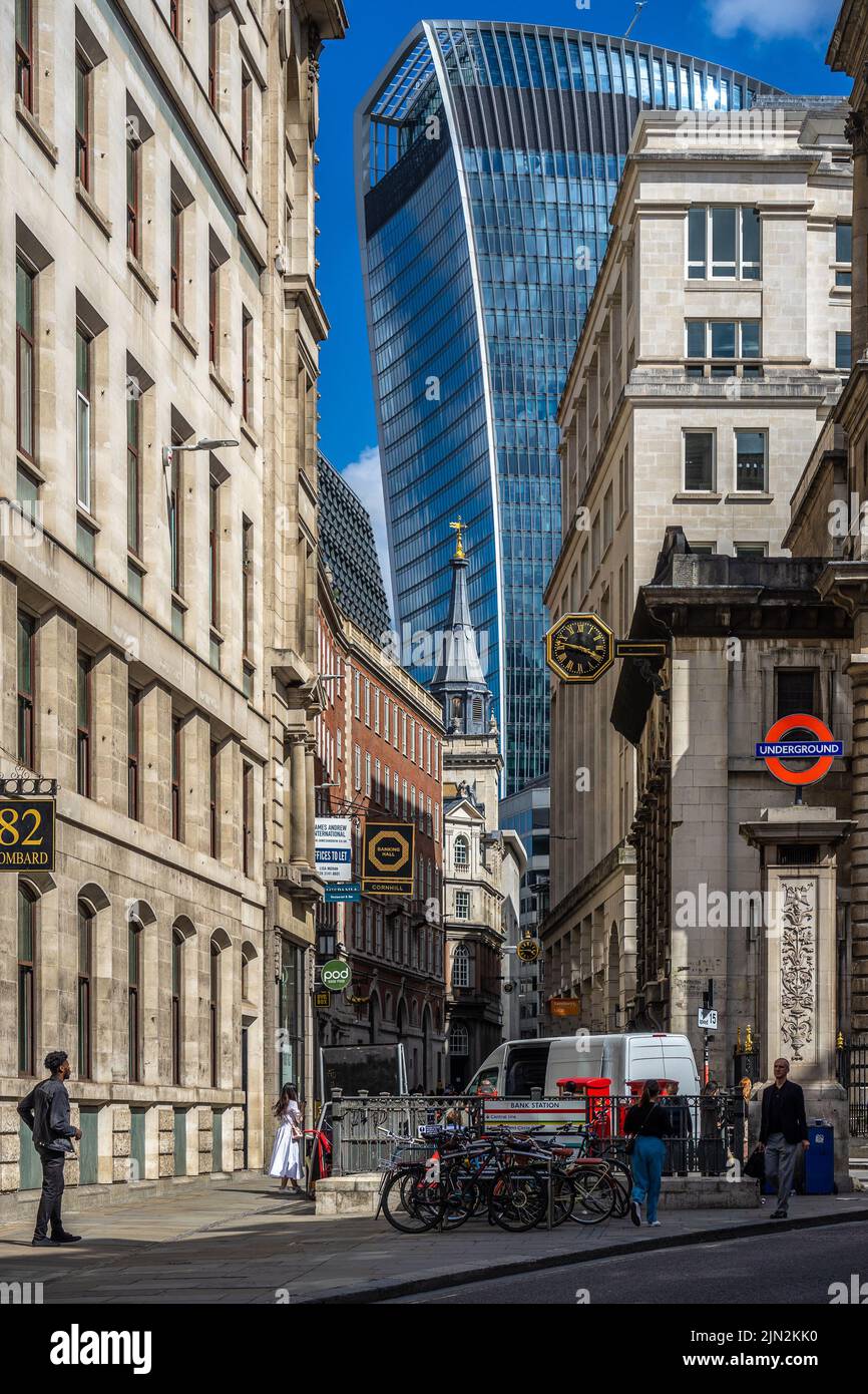 London, Großbritannien - 10. Juni 2022: Alte Lombard Street und Bank Station mit dem Sky Garden Gebäude im Hintergrund Stockfoto