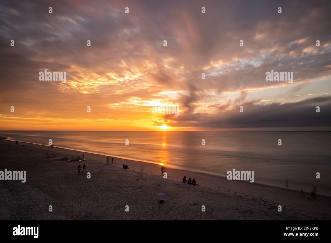 Die Sonne geht über dem Horizont an der Atlantikküste unter. Stockfoto