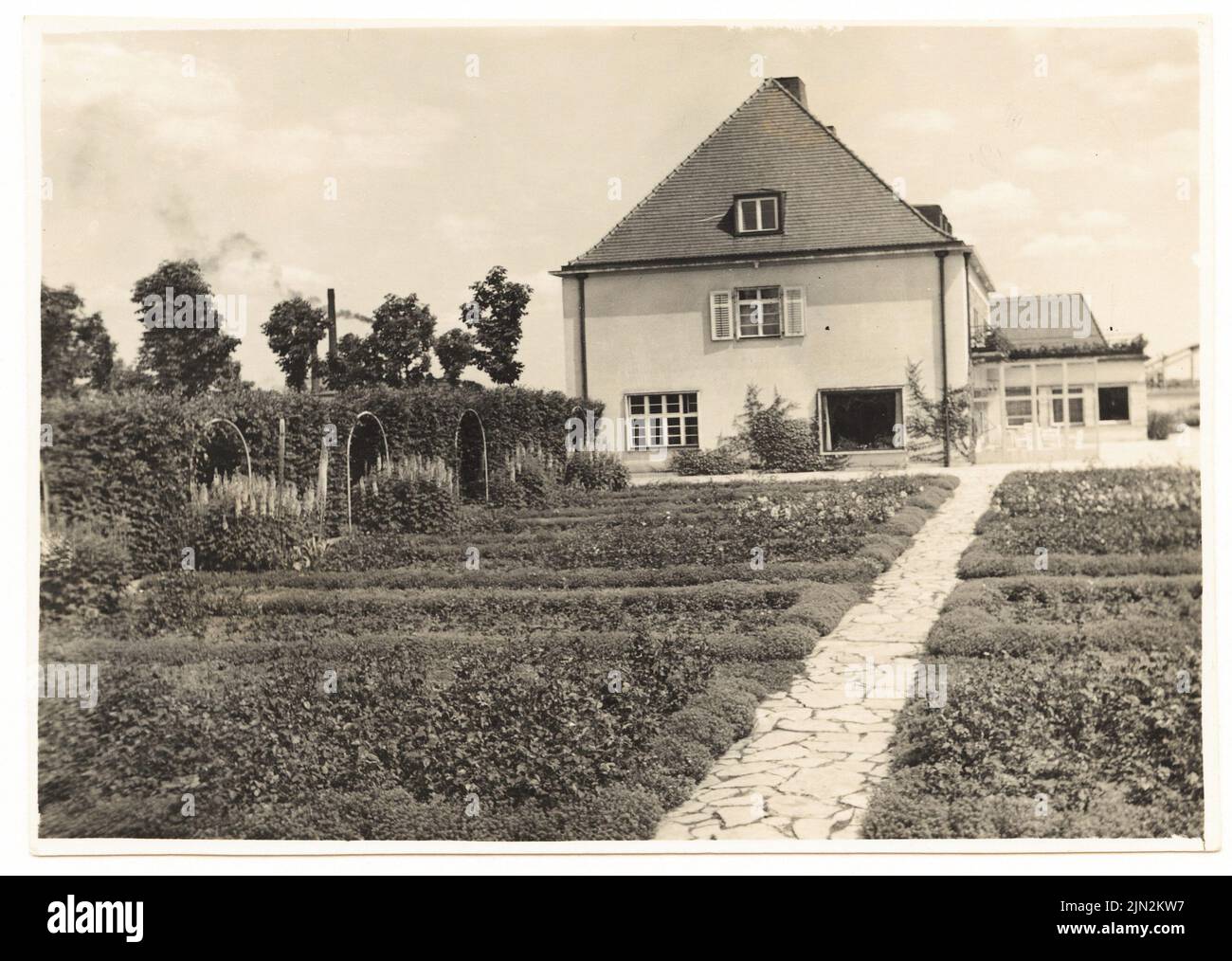 Mattern Hermann (1902-1971), Zuckerfabrik Fr. Meyers Sohn, Tangermünde. Direktorenhaus: Direktorenhaus Seitenansicht zum Garten. Foto auf Papier, 8 x 11,3 cm (einschließlich Scankanten) Stockfoto