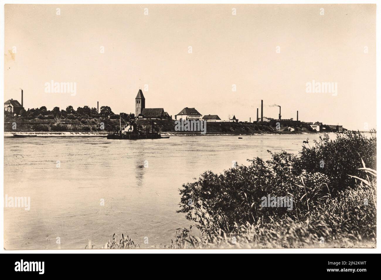 Mattern Hermann (1902-1971), Zuckerfabrik Fr. Meyers Sohn, Tangermünde. Regiehaus: Regiehaus und Fabrik Blick vom gegenüberliegenden Elbufer. Foto auf Papier, 11,7 x 17,5 cm (einschließlich Scankanten) Stockfoto