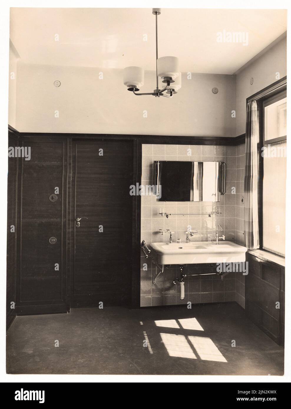 Mattern Hermann (1902-1971), Zuckerfabrik Fr. Meyers Sohn, Tangermünde. Director's House: Director House Badezimmer Handwaschbecken. Foto auf Papier, 23,3 x 17,7 cm (einschließlich Scankanten) Stockfoto