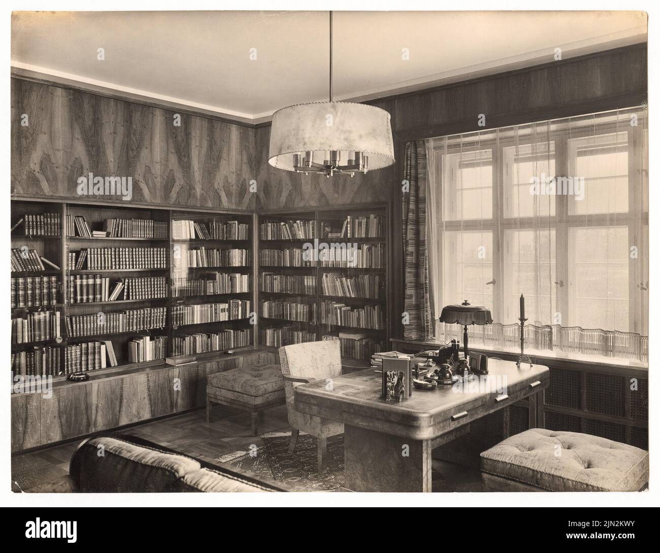 Mattern Hermann (1902-1971), Zuckerfabrik Fr. Meyers Sohn, Tangermünde. Director's House: Director House of Herrenimmer, Schreibtisch und Bücherregal. Foto auf Papier, 18,3 x 23,8 cm (einschließlich Scankanten) Stockfoto