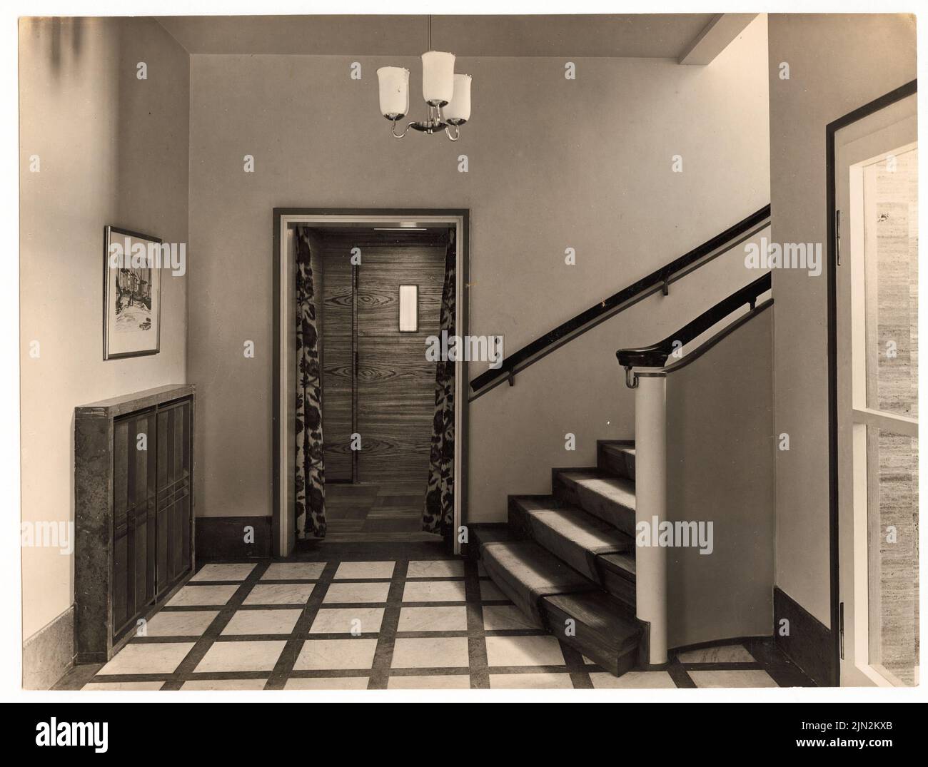 Mattern Hermann (1902-1971), Zuckerfabrik Fr. Meyers Sohn, Tangermünde. Director's House: Diele Director's House mit einer Treppe. Foto auf Papier, 17,9 x 23,6 cm (einschließlich Scankanten) Stockfoto