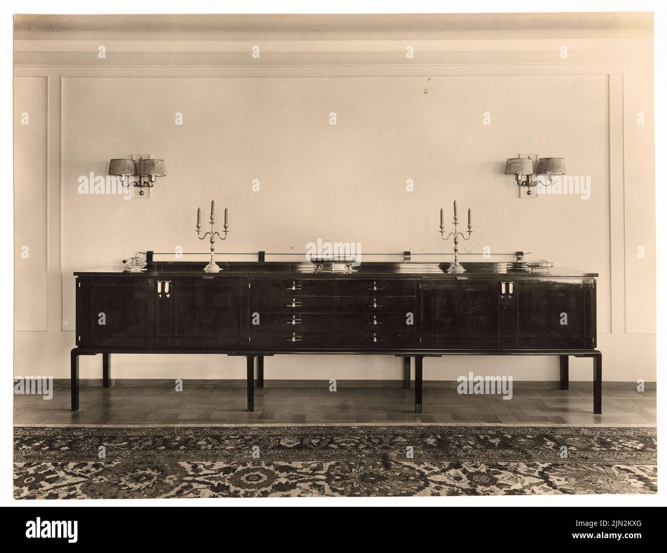 Mattern Hermann (1902-1971), Zuckerfabrik Fr. Meyers Sohn, Tangermünde. Director's House: Director's House Buffet im Speisesaal. Foto auf Papier, 17,3 x 22,7 cm (einschließlich Scankanten) Stockfoto
