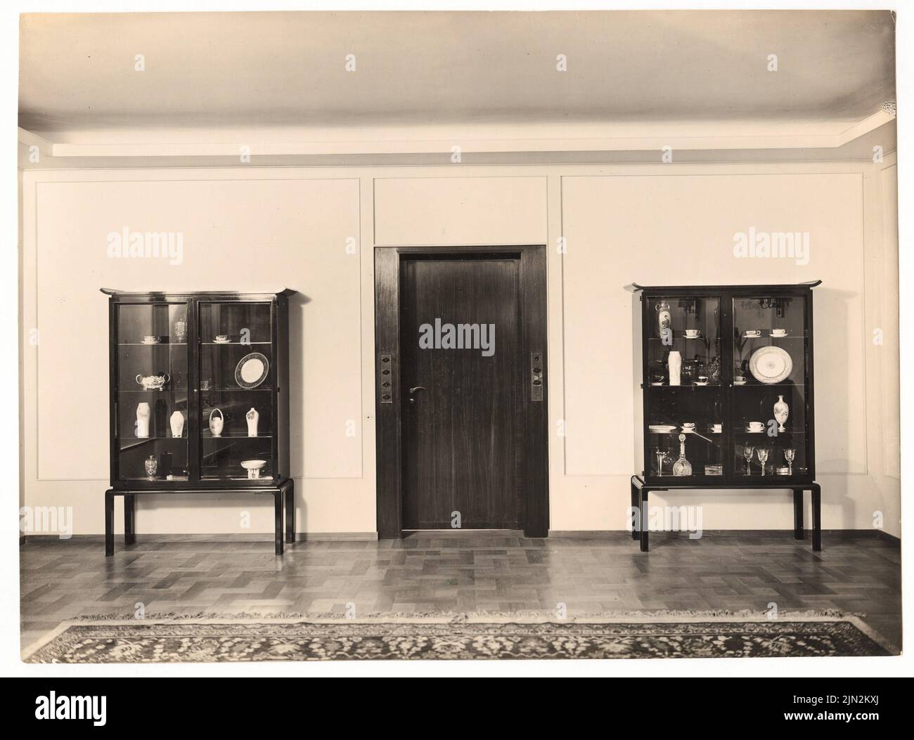 Mattern Hermann (1902-1971), Zuckerfabrik Fr. Meyers Sohn, Tangermünde. Director's House: Director's House Glasvitrinen im Esszimmer. Foto auf Papier, 17,7 x 23,9 cm (einschließlich Scankanten) Stockfoto