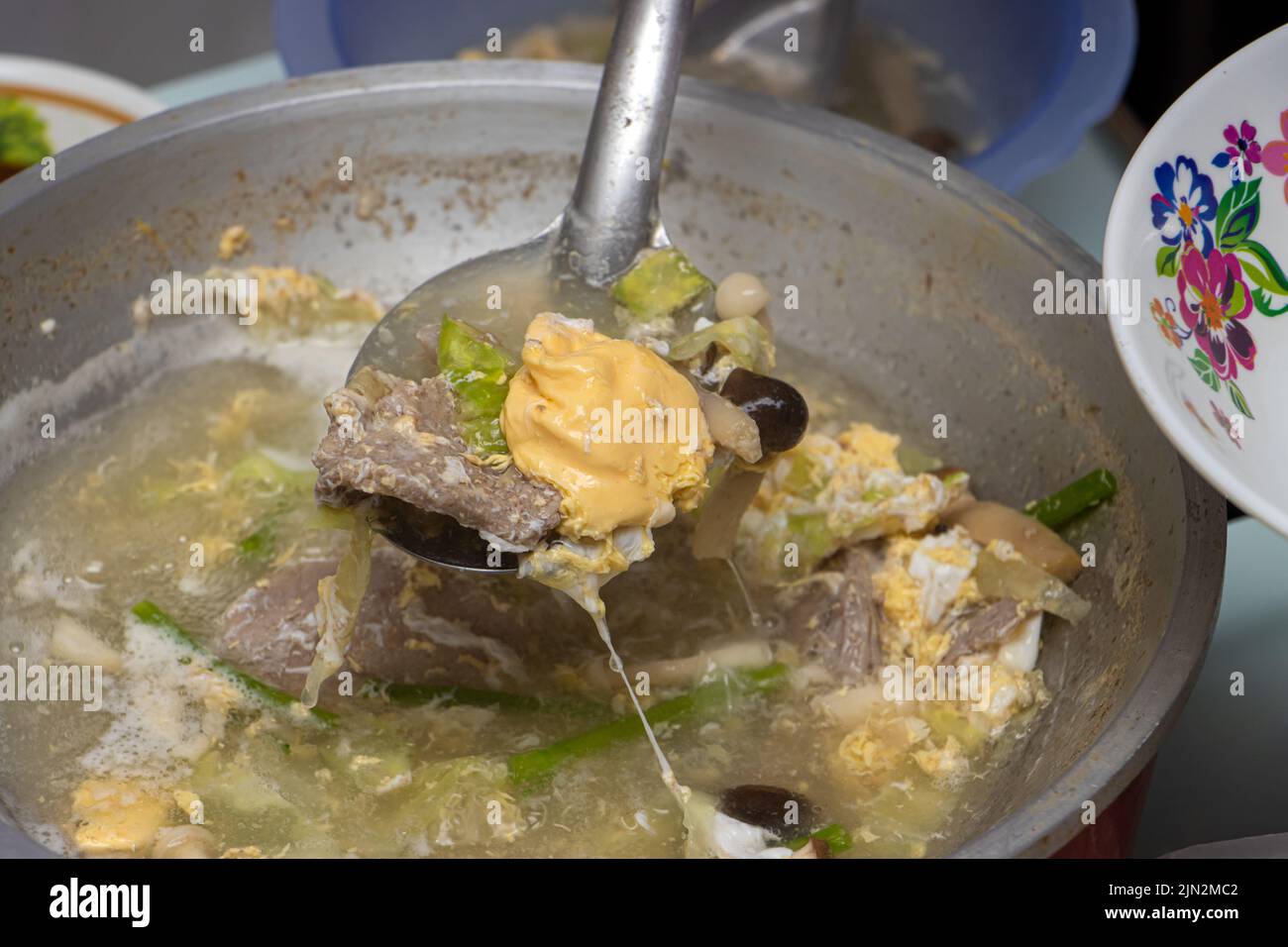 Eine traditionelle Suki-Suppe - Sukiyaki in einem Topf Stockfoto