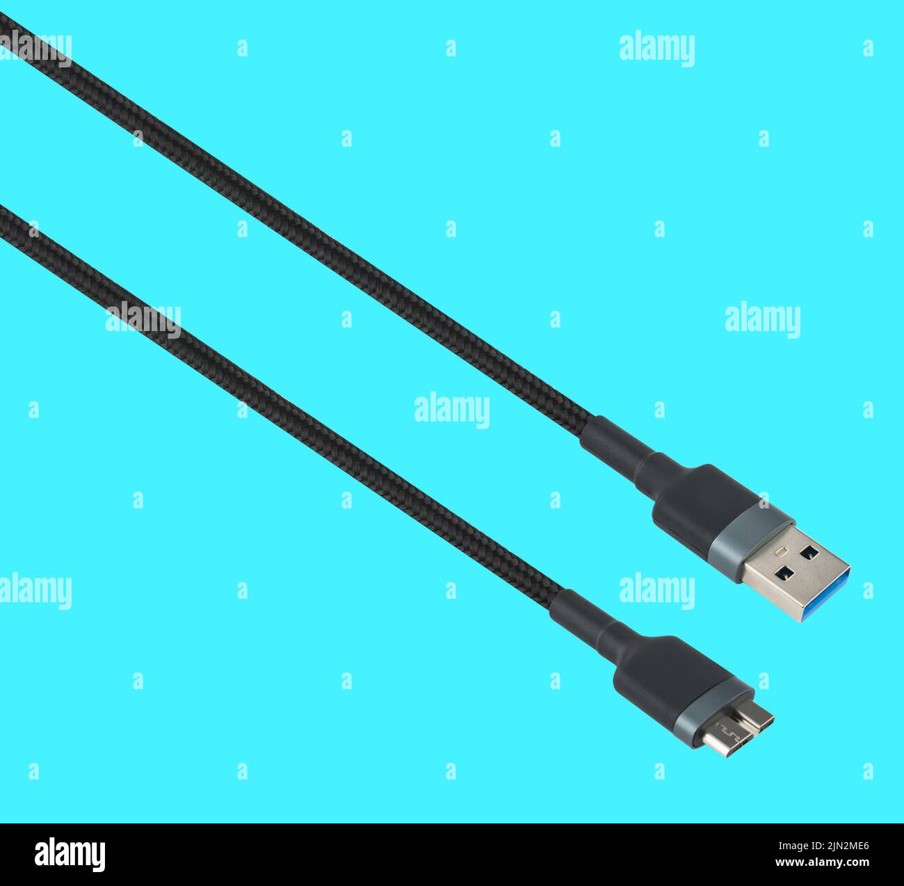 Kabel mit USB- und Micro-B-Anschluss, isoliert auf weißem Hintergrund Stockfoto