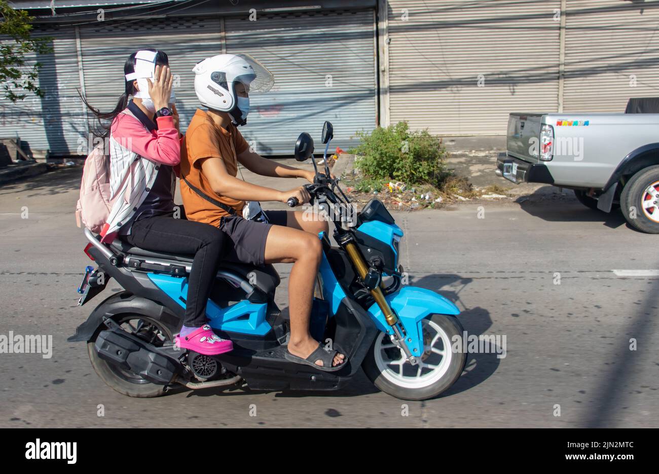 SAMUT PRAKAN, THAILAND, MAI 12 2022, das Paar fährt mit einem verbundenen Frauenkopf auf der Straße auf dem Motorrad. Stockfoto