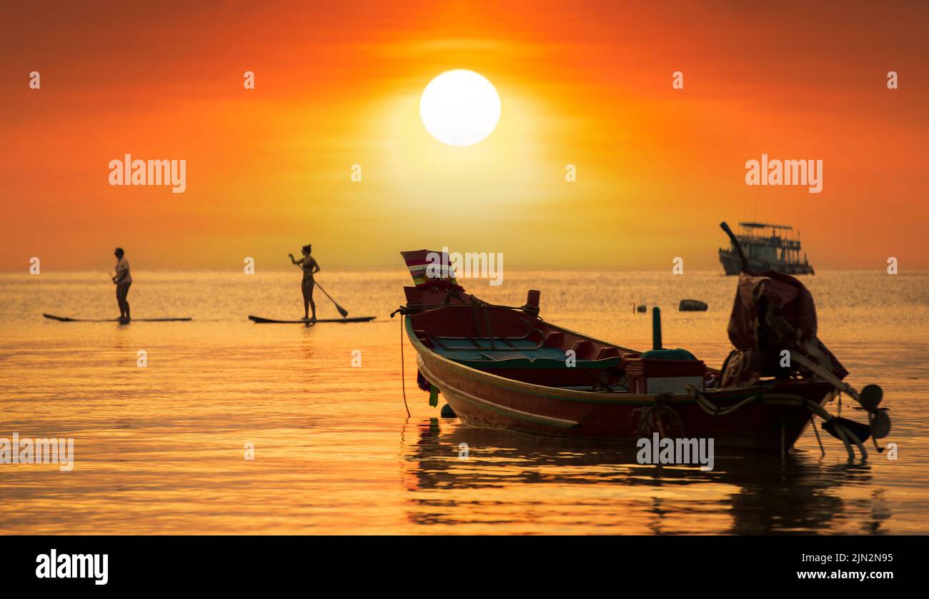 Sonnenuntergang auf der Insel Koh Tao. Traditionelle Boote und tropische Insellandschaft. Thailands berühmte Reise- und Urlaubsinsel. Stockfoto