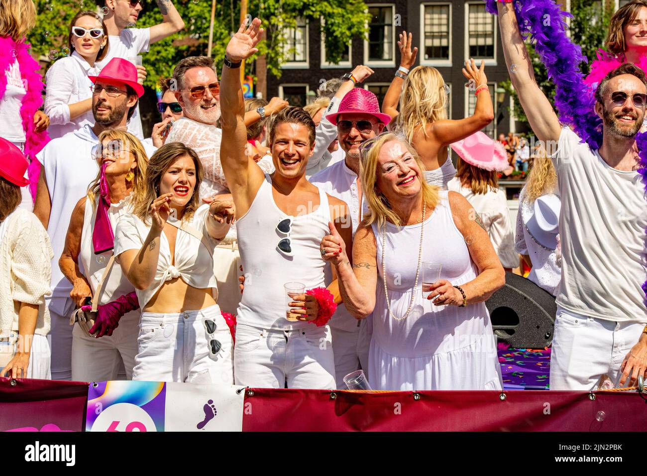 Die Menschen genießen die Grachtenparade durch die Grachten von Amsterdam während der Pride 2022. Die Parade ist die Hauptereignis von Pride Amsterdam 2022, einem Festival für die LGBTQ+ Gemeinschaft, mit dem diesjährigen Thema My Gender, My Pride. (Foto von DPPA/Sipa USA) Stockfoto