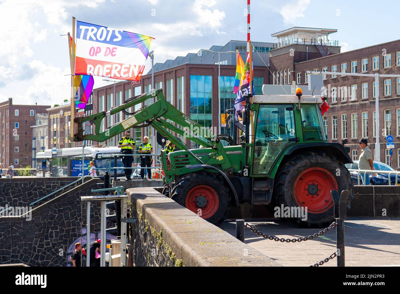 Während der Pride 2022 protestieren Bauern über die Grachtenparade durch die Grachten von Amsterdam. Die Parade ist die Hauptereignis von Pride Amsterdam 2022, einem Festival für die LGBTQ+ Gemeinschaft, mit dem diesjährigen Thema My Gender, My Pride. (Foto von DPPA/Sipa USA) Stockfoto