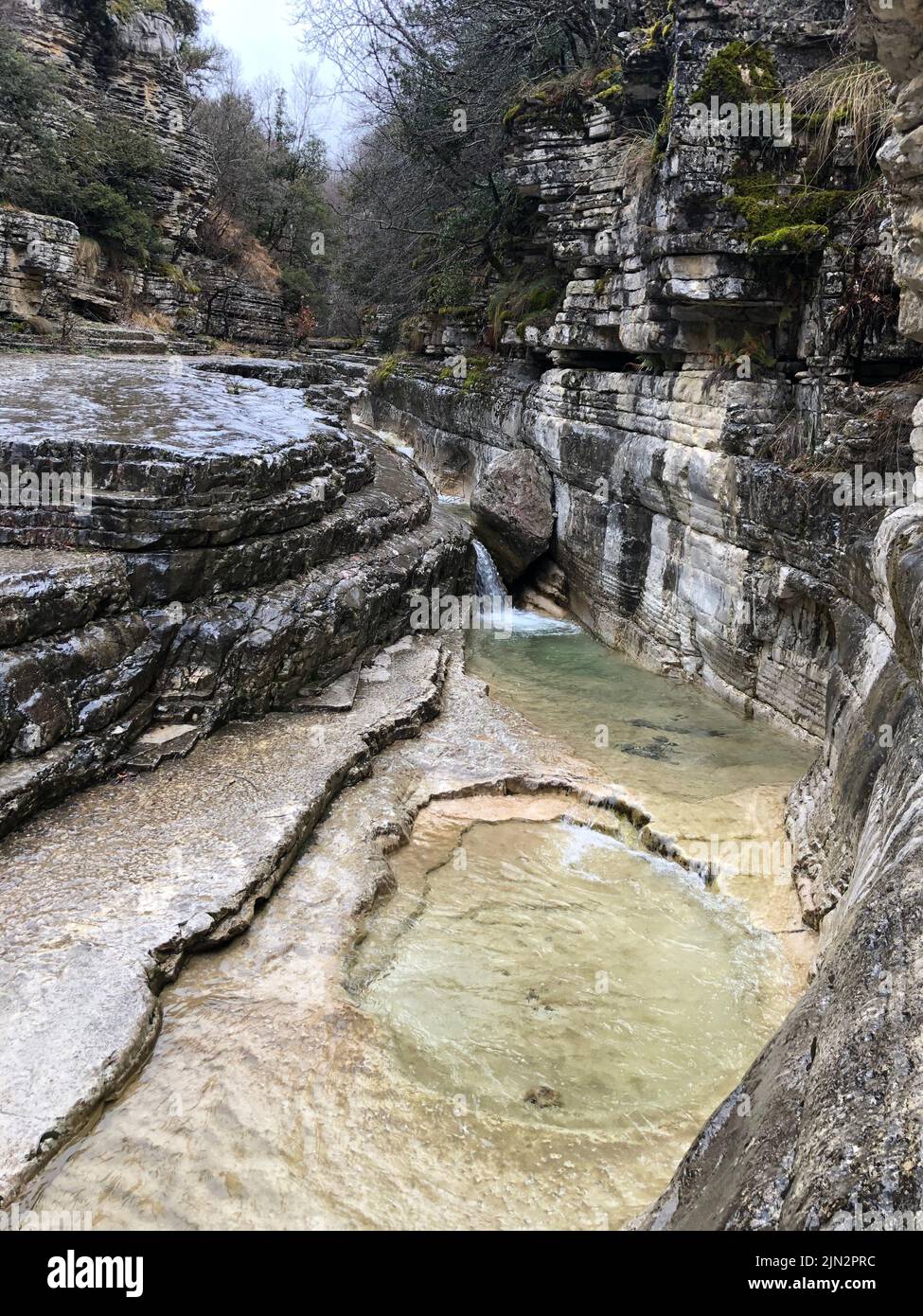 Felsbecken Rogovo Ovires (bekannt als kolymbithres) in Papingo, Epirus, Griechenland. Naturdenkmal mit natürlichen Teichen, kleinen Wasserfällen und Felsformationen Stockfoto