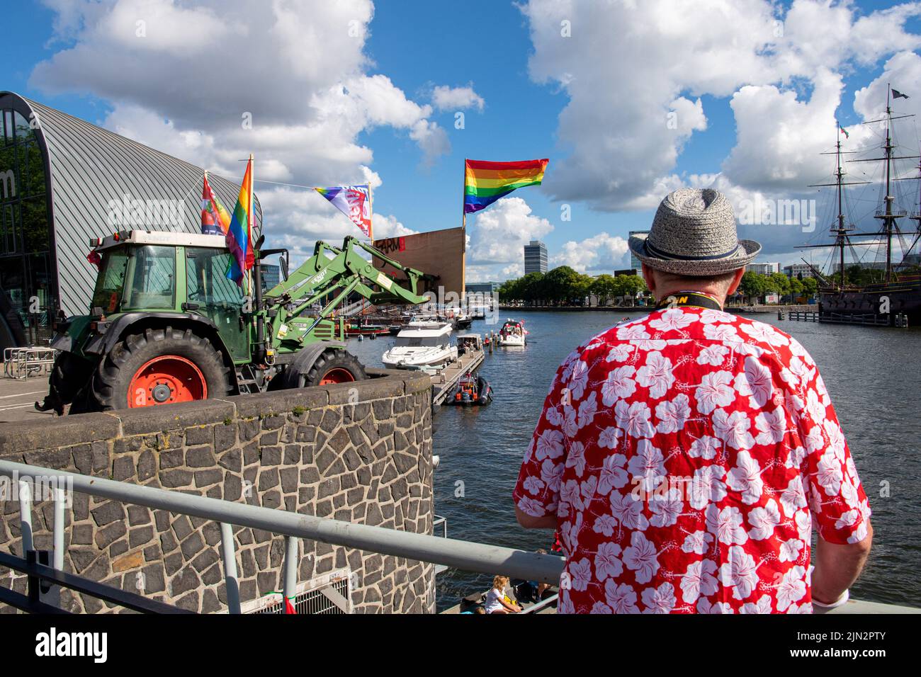Während der Pride 2022 protestieren Bauern über die Grachtenparade durch die Grachten von Amsterdam. Die Parade ist die Hauptereignis von Pride Amsterdam 2022, einem Festival für die LGBTQ+ Gemeinschaft, mit dem diesjährigen Thema My Gender, My Pride. (Foto von DPPA/Sipa USA) Stockfoto