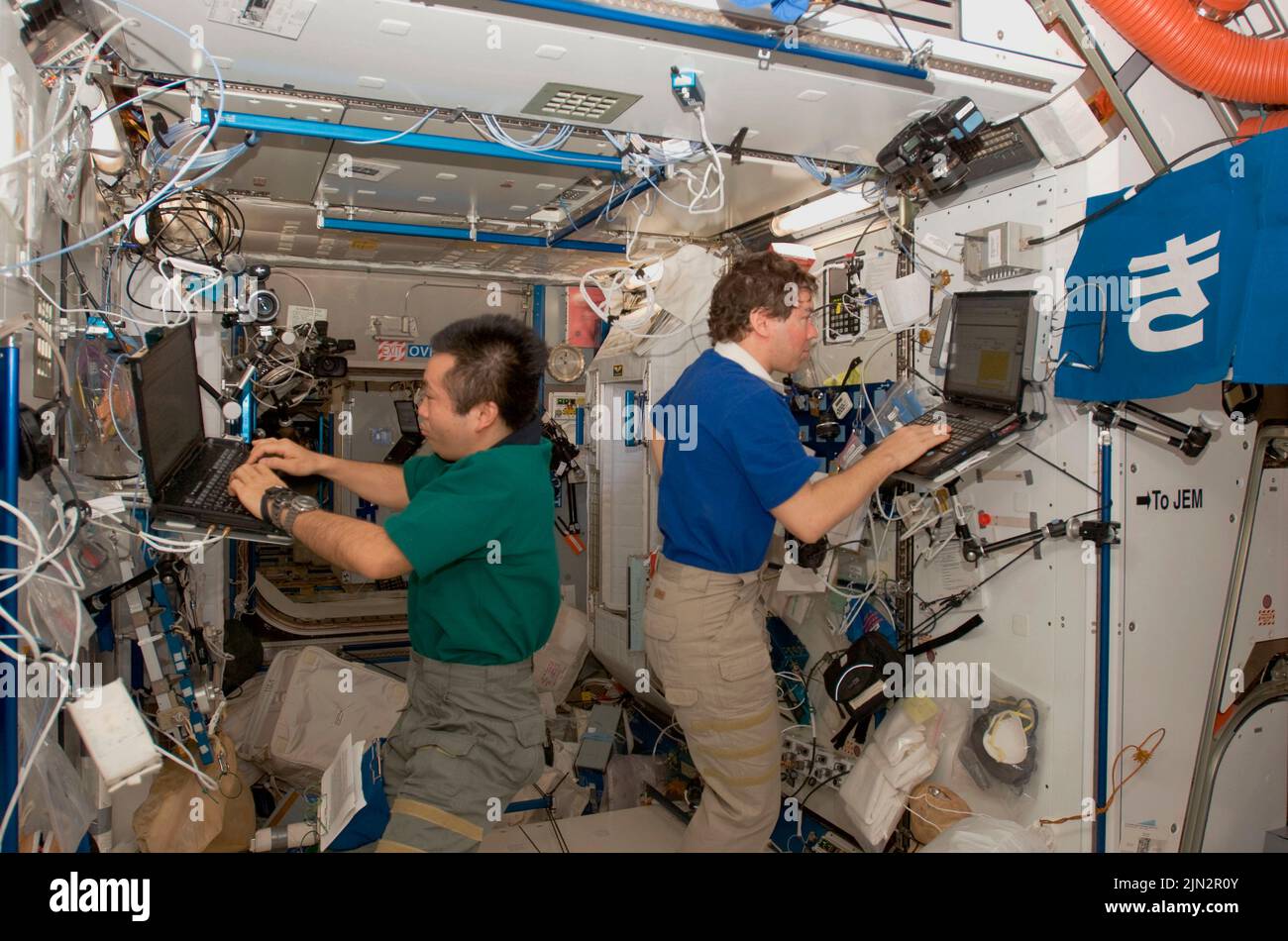 ISS - 01. Juni 2009 - der Astronaut der Japan Aerospace Exploration Agency (JAXA) Koichi Wakata (links) und der NASA-Astronaut Michael Barratt, beide Expedition 20 f Stockfoto