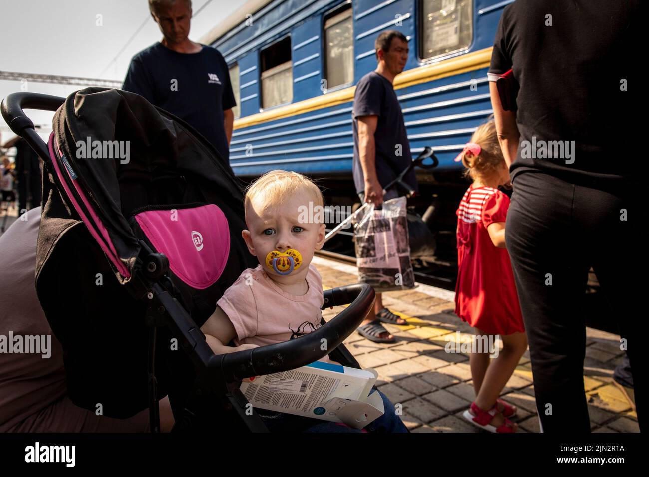 Ein Baby, das im Kinderwagen sitzt, wartet auf den Evakuierungszug mit seinen Eltern am Bahnhof Pokrovsk. Inmitten der intensivierten Kämpfe im östlichen Teil der Ukraine intensiviert die Ostukraine nun ihre zivile Evakuierung, da Millionen ukrainischer Familien aus dem immer näher rückt Krieg evakuiert wurden, da viele von ihnen in den westlichen Teil des Landes verlagert werden.Laut den Vereinten Nationen werden die meisten von ihnen in den Westen des Landes umgesiedelt. Mindestens 12 Millionen Menschen sind seit dem russischen Einmarsch in die Ukraine aus ihrer Heimat geflohen, während sieben Millionen Menschen innerhalb des Landes vertrieben werden. (Foto von Alex Chan Stockfoto