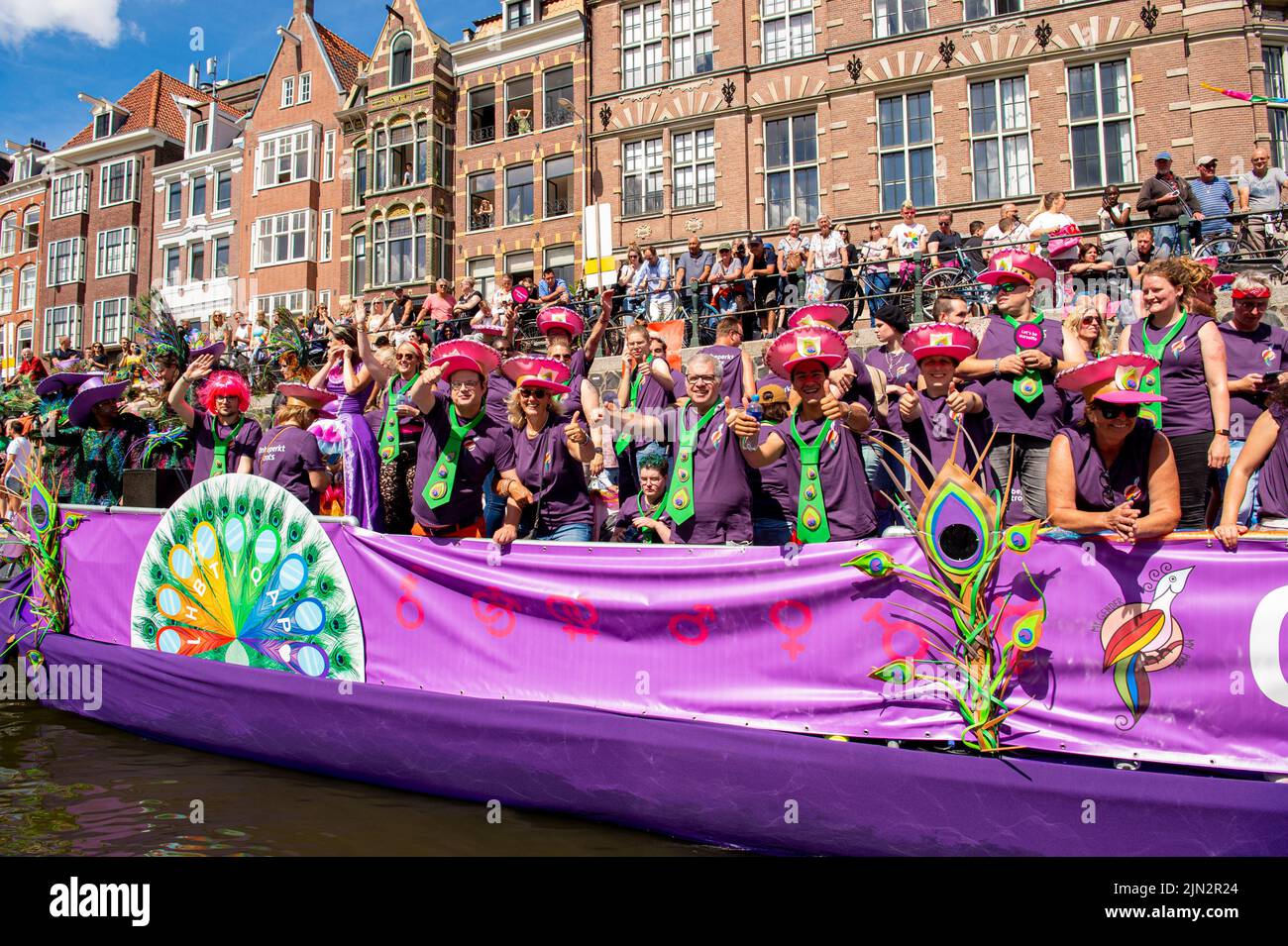 Die Menschen genießen die Grachtenparade durch die Grachten von Amsterdam während der Pride 2022. Die Parade ist die Hauptereignis von Pride Amsterdam 2022, einem Festival für die LGBTQ+ Gemeinschaft, mit dem diesjährigen Thema My Gender, My Pride. (Foto von DPPA/Sipa USA) Stockfoto