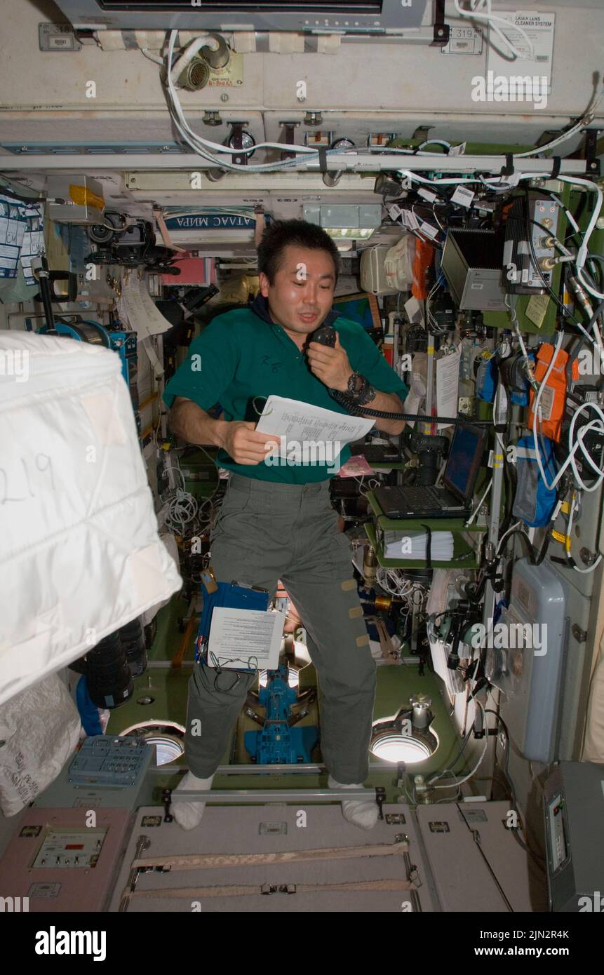 ISS - 03. Juni 2009 -- der Astronaut der Japan Aerospace Exploration Agency (JAXA), Koichi Wakata, Flugingenieur der Expedition 20, verwendet Amateurfunkgeräte im Stockfoto