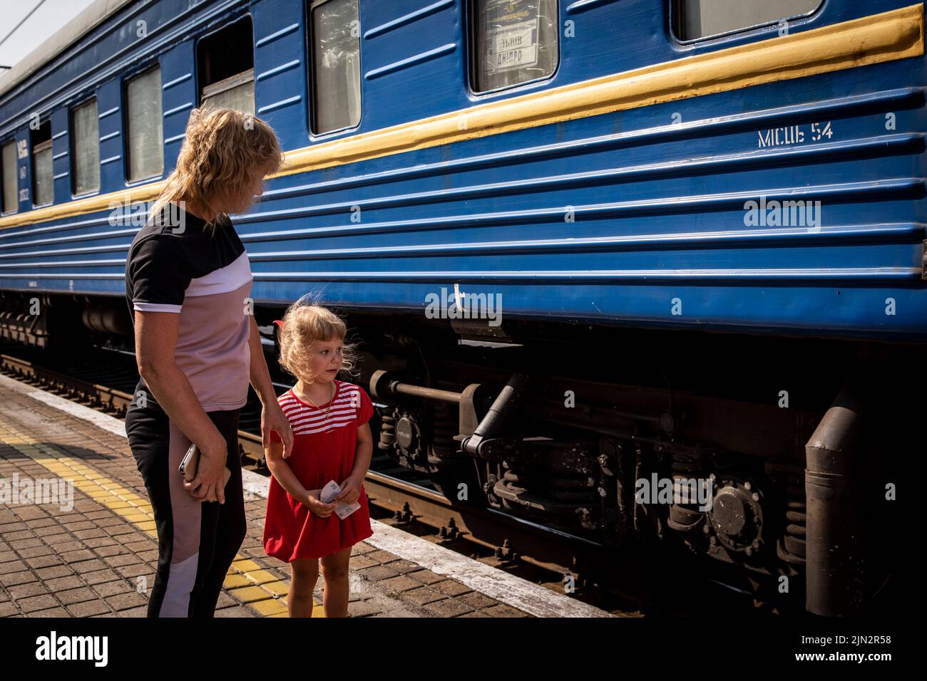 Ein kleines Mädchen weint, bevor es mit ihrer Mutter am Bahnhof Pokrovsk in den Evakuierungszug geht. Inmitten der intensivierten Kämpfe im östlichen Teil der Ukraine intensiviert die Ostukraine nun ihre zivile Evakuierung, da Millionen ukrainischer Familien aus dem immer näher rückt Krieg evakuiert wurden, da viele von ihnen in den westlichen Teil des Landes verlagert werden.Laut den Vereinten Nationen werden die meisten von ihnen in den Westen des Landes umgesiedelt. Mindestens 12 Millionen Menschen sind seit dem russischen Einmarsch in die Ukraine aus ihrer Heimat geflohen, während sieben Millionen Menschen innerhalb des Landes vertrieben werden. (Foto von Alex Chan Tsz Yuk / SOPA Images Stockfoto