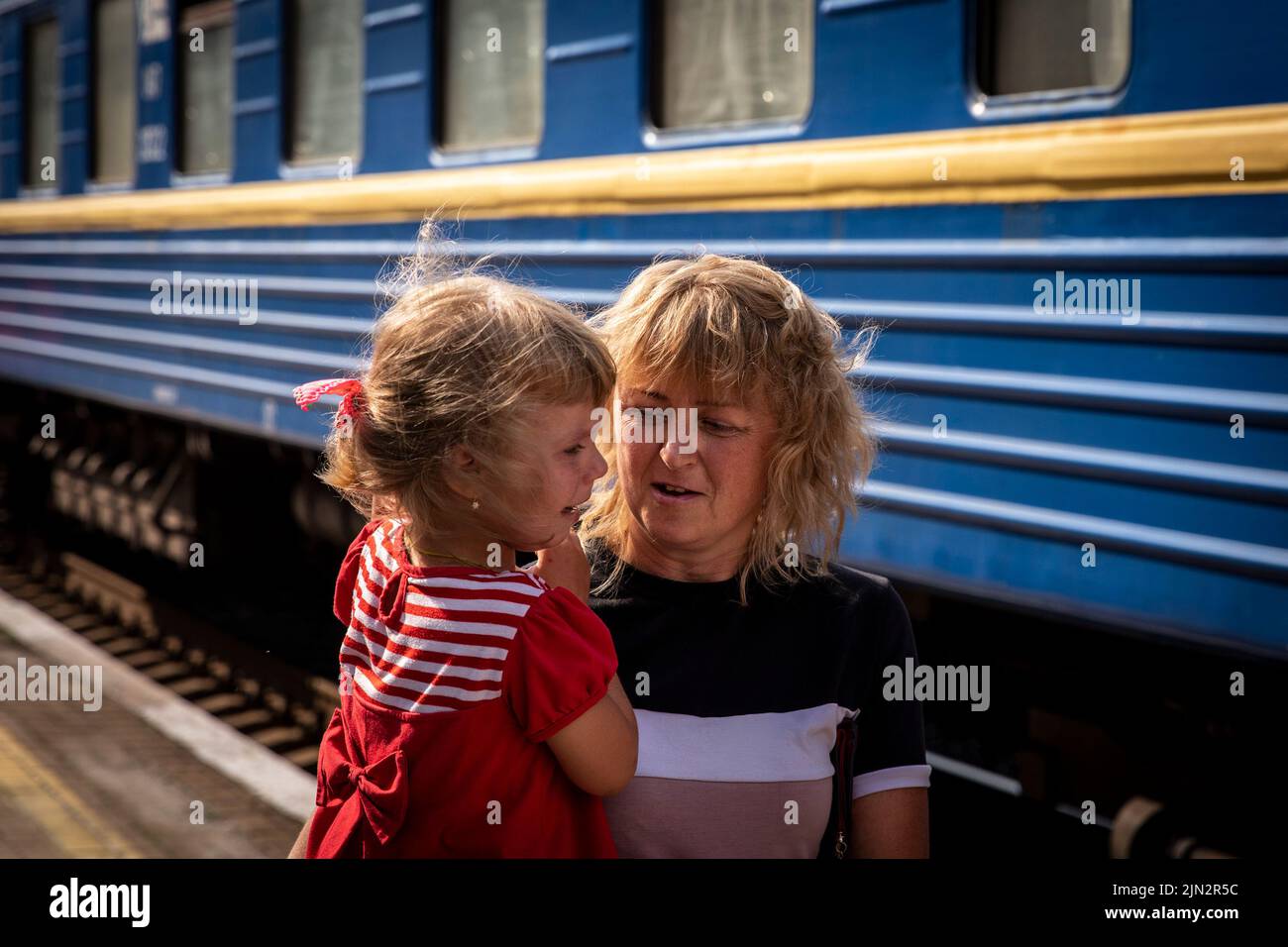 Ein kleines Mädchen weint im Arm ihrer Mutter, als sie am Bahnhof Pokrovsk in den Evakuierungszug geht. Inmitten der intensivierten Kämpfe im östlichen Teil der Ukraine intensiviert die Ostukraine nun ihre zivile Evakuierung, da Millionen ukrainischer Familien aus dem immer näher rückt Krieg evakuiert wurden, da viele von ihnen in den westlichen Teil des Landes verlagert werden.Laut den Vereinten Nationen werden die meisten von ihnen in den Westen des Landes umgesiedelt. Mindestens 12 Millionen Menschen sind seit dem russischen Einmarsch in die Ukraine aus ihrer Heimat geflohen, während sieben Millionen Menschen innerhalb des Landes vertrieben werden. (Foto von Alex Chan Tsz Yuk / SOPA IMAG Stockfoto