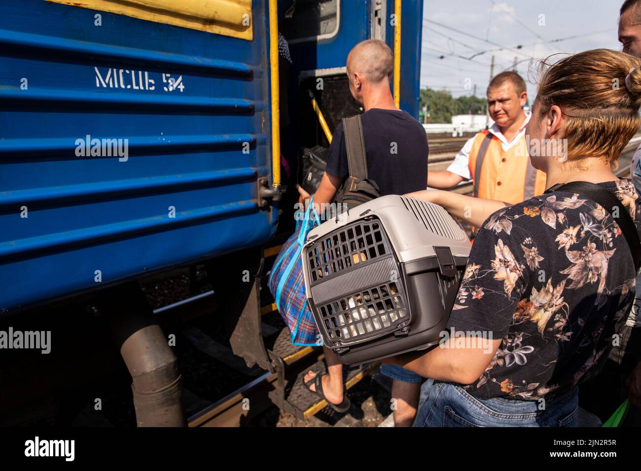 Eine Frau trägt ihre Katze, während sie am Bahnhof Pokrovsk in den Evakuierungszug einfährt. Inmitten der intensivierten Kämpfe im östlichen Teil der Ukraine intensiviert die Ostukraine nun ihre zivile Evakuierung, da Millionen ukrainischer Familien aus dem immer näher rückt Krieg evakuiert wurden, da viele von ihnen in den westlichen Teil des Landes verlagert werden.Laut den Vereinten Nationen werden die meisten von ihnen in den Westen des Landes umgesiedelt. Mindestens 12 Millionen Menschen sind seit dem russischen Einmarsch in die Ukraine aus ihrer Heimat geflohen, während sieben Millionen Menschen innerhalb des Landes vertrieben werden. (Foto von Alex Chan Tsz Yuk / SOPA Images/Sipa USA) Stockfoto
