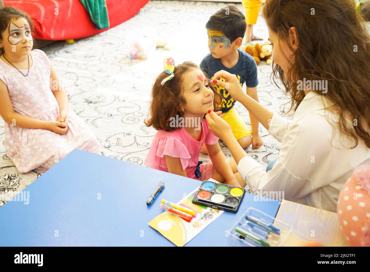 BAKU, ASERBAIDSCHAN- 13 MAY 2019 : Mädchen zeichnet kleine Mädchen Aqua Make-up. Gesichtsbemalung. Freizeit für Kinder. Stockfoto