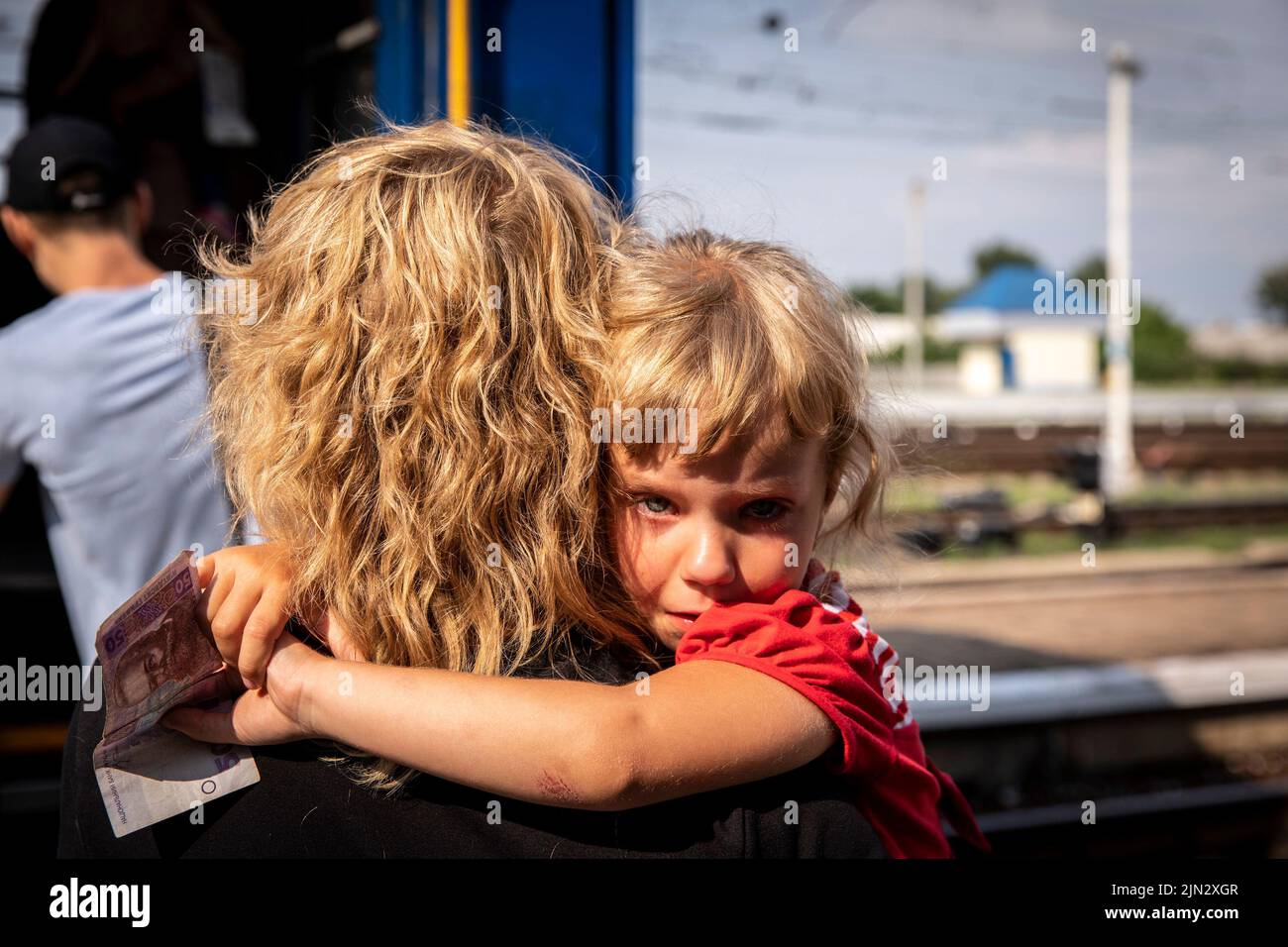 Pokrowsk, Oblast Donezk, Ukraine. 2. August 2022. Ein kleines Mädchen weint, als sie mit ihrer Mutter am Bahnhof Pokrovsk in den Evakuierungszug geht. Inmitten der intensivierten Kämpfe im östlichen Teil der Ukraine intensiviert die Ostukraine nun ihre zivile Evakuierung, da Millionen ukrainischer Familien aus dem immer näher rückt Krieg evakuiert wurden, da viele von ihnen in den westlichen Teil des Landes verlagert werden.Laut den Vereinten Nationen werden die meisten von ihnen in den Westen des Landes umgesiedelt. Mindestens 12 Millionen Menschen sind seit dem russischen Einmarsch in die Ukraine aus ihrer Heimat geflohen, während sieben Millionen Menschen innerhalb der vertrieben werden Stockfoto