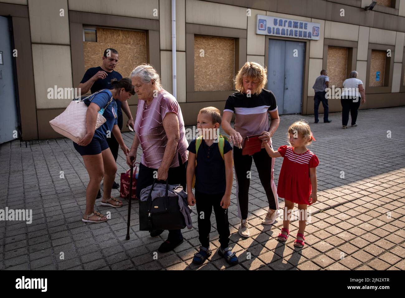 Pokrowsk, Oblast Donezk, Ukraine. 2. August 2022. Eine Gruppe von Familien wartet auf den Evakuierungszug am Bahnhof Pokrovsk. Inmitten der intensivierten Kämpfe im östlichen Teil der Ukraine intensiviert die Ostukraine nun ihre zivile Evakuierung, da Millionen ukrainischer Familien aus dem immer näher rückt Krieg evakuiert wurden, da viele von ihnen in den westlichen Teil des Landes verlagert werden.Laut den Vereinten Nationen werden die meisten von ihnen in den Westen des Landes umgesiedelt. Mindestens 12 Millionen Menschen sind seit dem russischen Einmarsch in die Ukraine aus ihrer Heimat geflohen, während sieben Millionen Menschen innerhalb des Landes vertrieben werden. Stockfoto