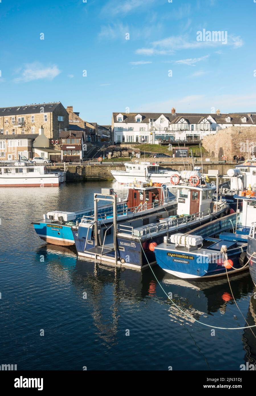 Boote, die in North Sunderland Harbour, Seahouses, Northumberland, England, Großbritannien, vertäut sind Stockfoto