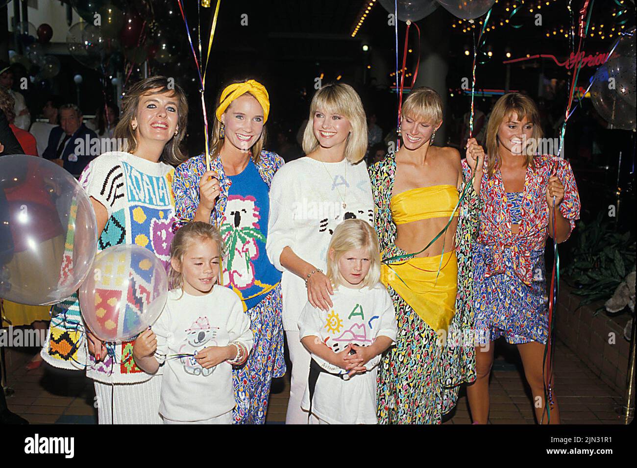 DATEIBILDER: Olivia Newton-John 1948-2022. **DATEI FOTO** Olivia Newton-John ist verstorben. Olivia Newton John and Pat Farrar 1986 Credit: Ralph Dominguez/MediaPunch Credit: MediaPunch Inc/Alamy Live News Stockfoto