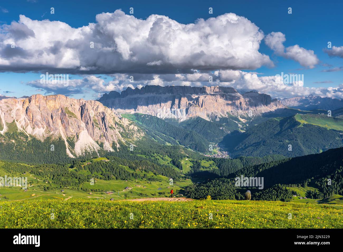 Seceda Peak. Trentino-Südtirol, Dolomiten, Südtirol, Italien. Geislergebirge, Gröden. Majestätischer Furchetta-Gipfel. Odles-Gruppe von der aus gesehen Stockfoto