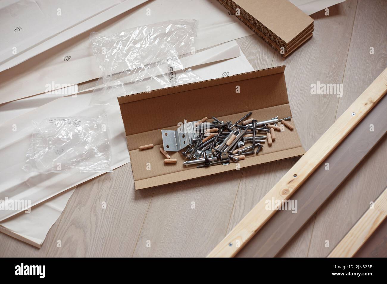 Montage von Möbeln zu Hause. Hausreparaturen Stockfoto