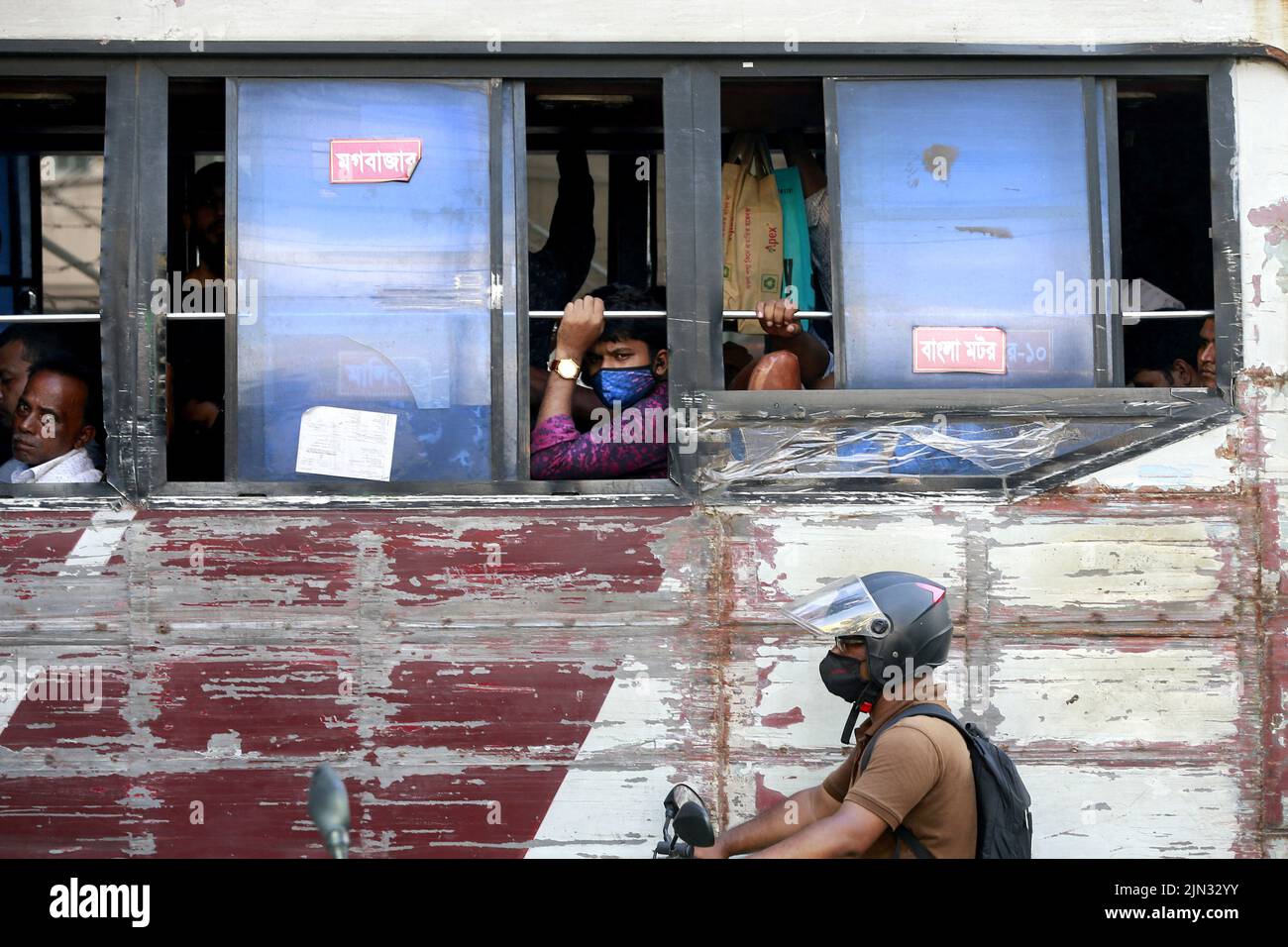 Dhaka, Bangladesch, 8. August 2022. Menschen sitzen in einem überfüllten Bus in einem Stau in Dhaka, Bangladesch, 8. August 2022. Der Verkehrsstau und die Krise im öffentlichen Verkehr in der Hauptstadt Dhaka verschlimmern sich. Stadtbewohner müssen endlos leiden, um mit öffentlichen Verkehrsmitteln zu kommen. Frauen und Kinder stehen vor den meisten Problemen. Foto von Suvra Kanti das/ABACAPRESS.COM Stockfoto