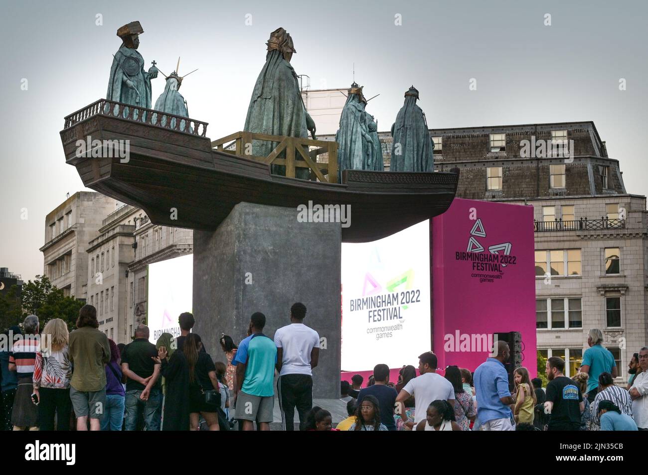 Victoria Square, Birmingham, England, August 8. 2022. - Tausende von Zuschauern packen den Victoria Square in Birmingham, umgeben vom Council House und dem Rathaus, um die Abschlusszeremonie der Commonwealth Games 2022 zu beobachten. Bild: Michael Scott/Alamy Live News Stockfoto